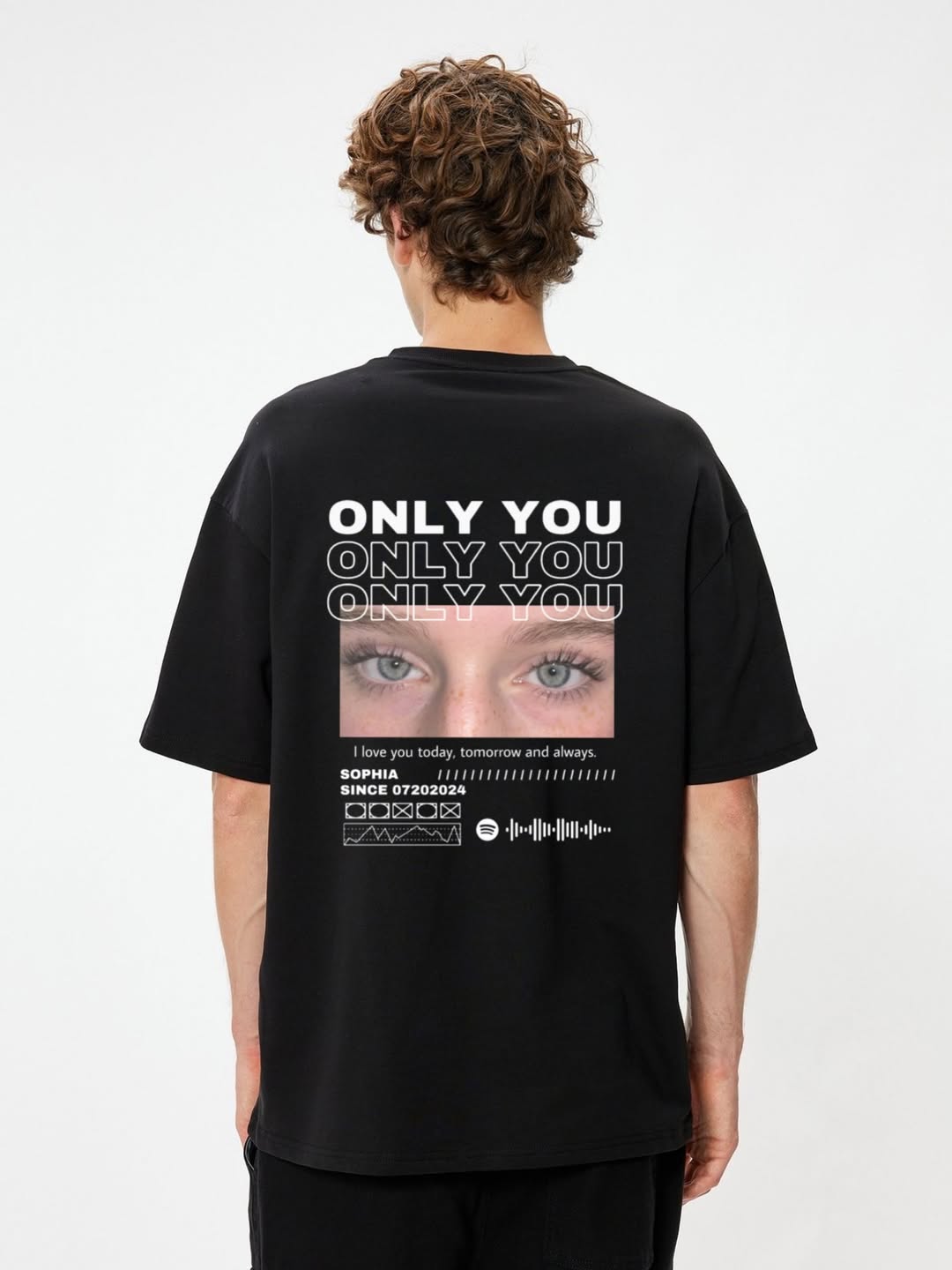Camiseta Only You personalizada sendo usada