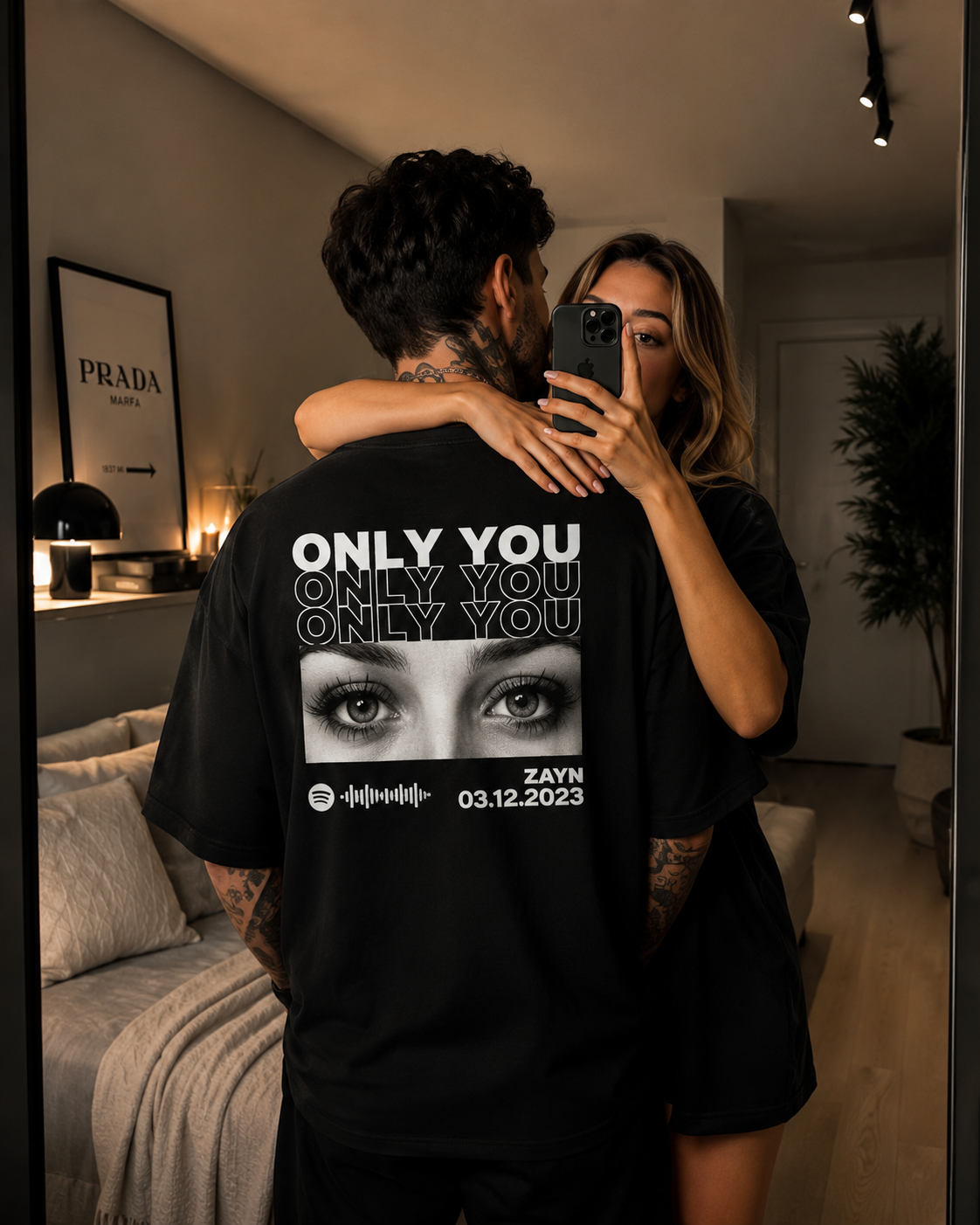 Camiseta Olhar Apaixonado — casal no espelho